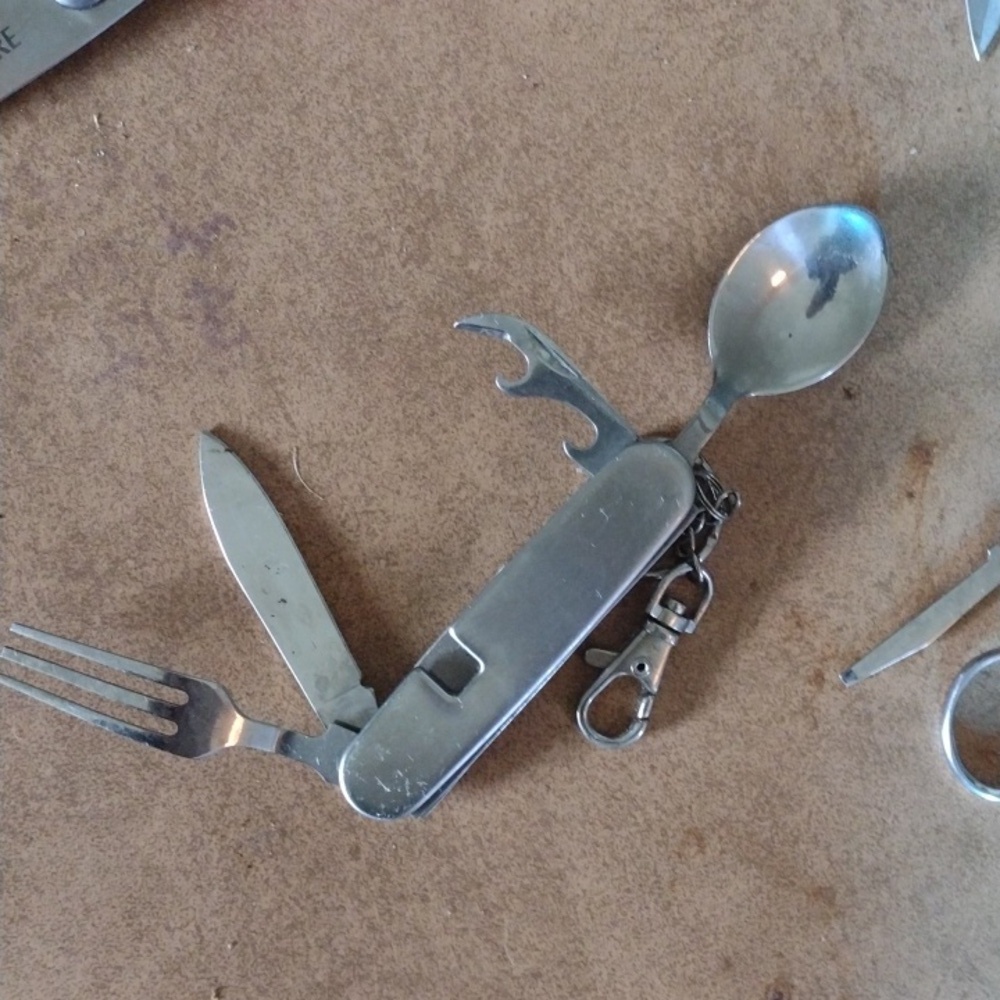 Multi-Tool Grooming Kit with Red Scissors - Picture 5 of 6